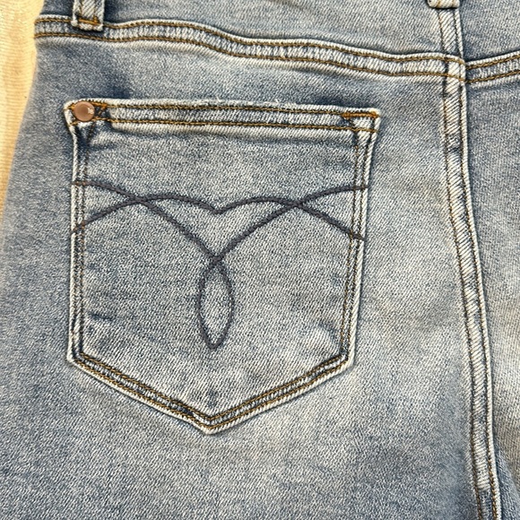 Judy Blue HW jean short. Inseam 5” front rise 10.5”. Listing is for a 3X. 15276 - Picture 6 of 7